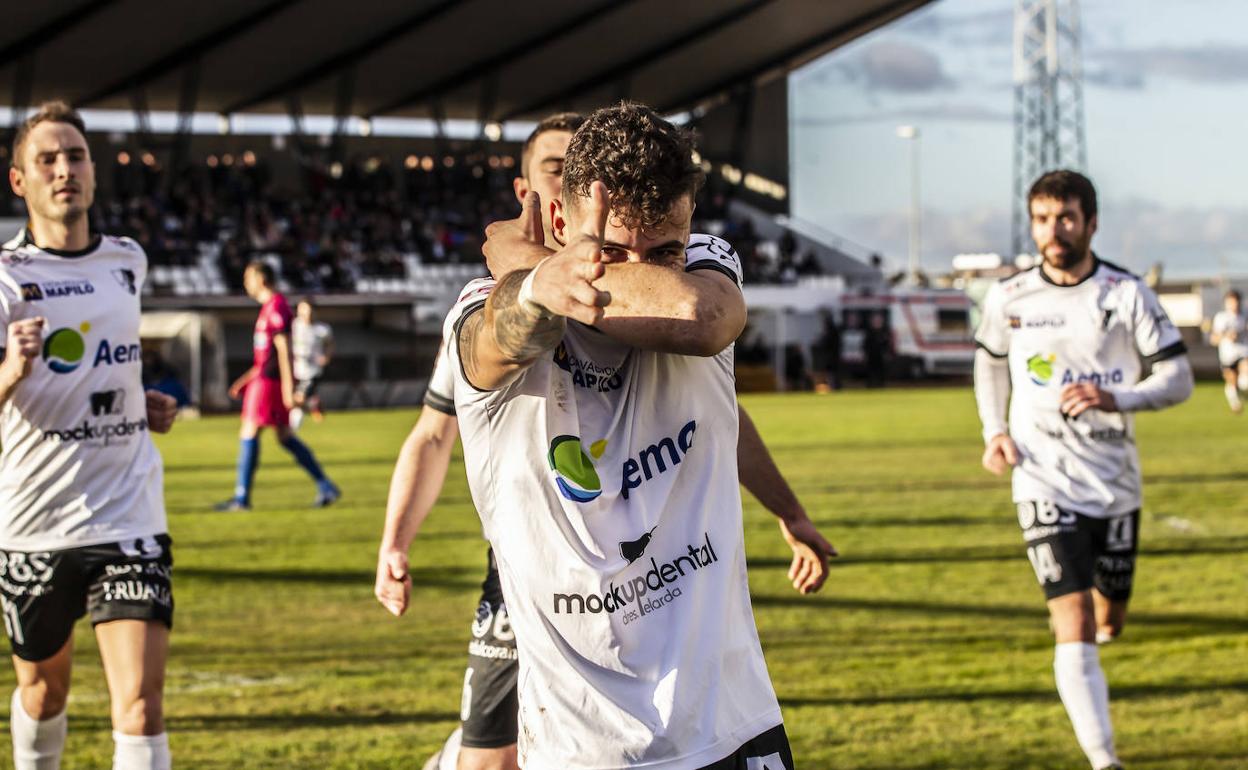 Mario García celebra el primero de los goles del Alfaro, logrado desde el punto de penalti. 