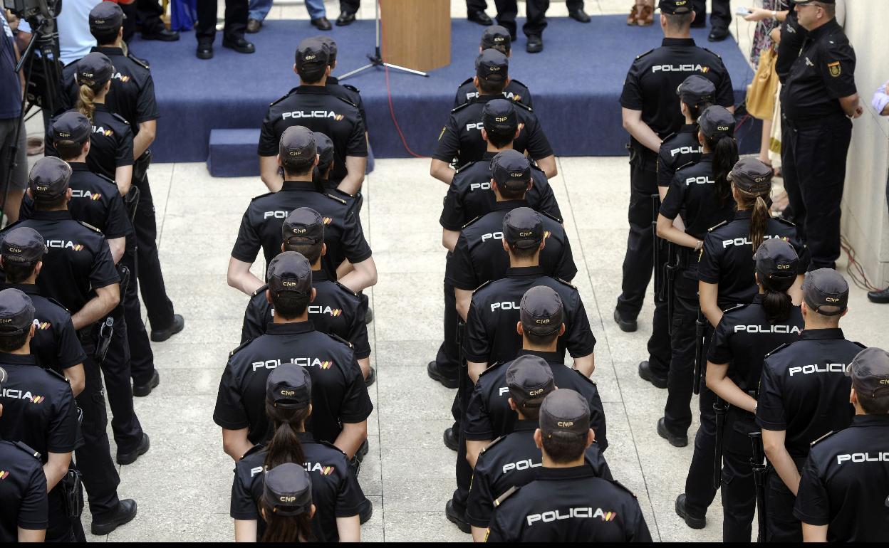 Agentes de la Policía Nacional forman durante su ceremonia de promoción.