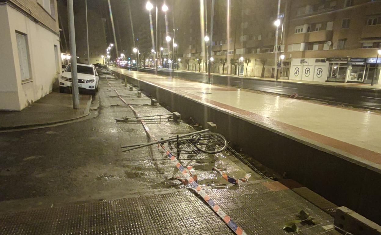 El viento ha tirado las vallas de protección en las obras de Duques de Nájera. 