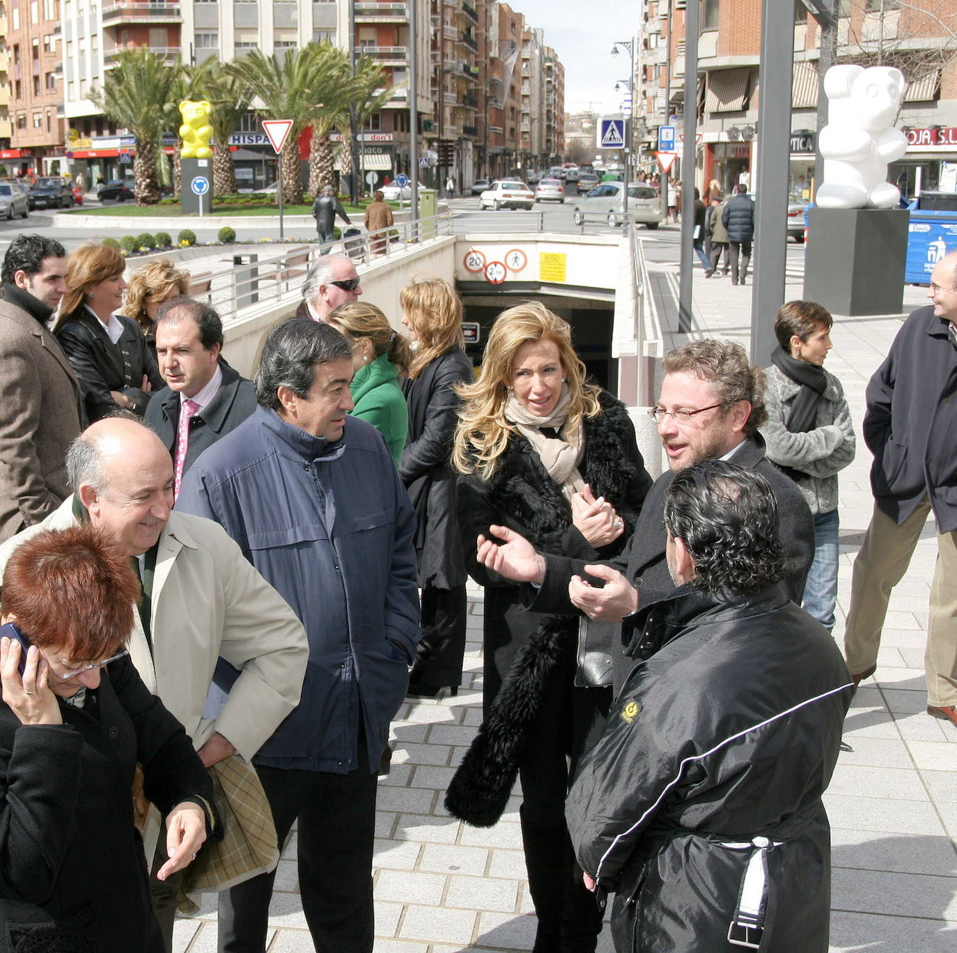Imagen secundaria 2 - Ositos sobre el Ayuntamient, en Gran Vía y visita a la inauguración de la exposición de las 'gominolas'
