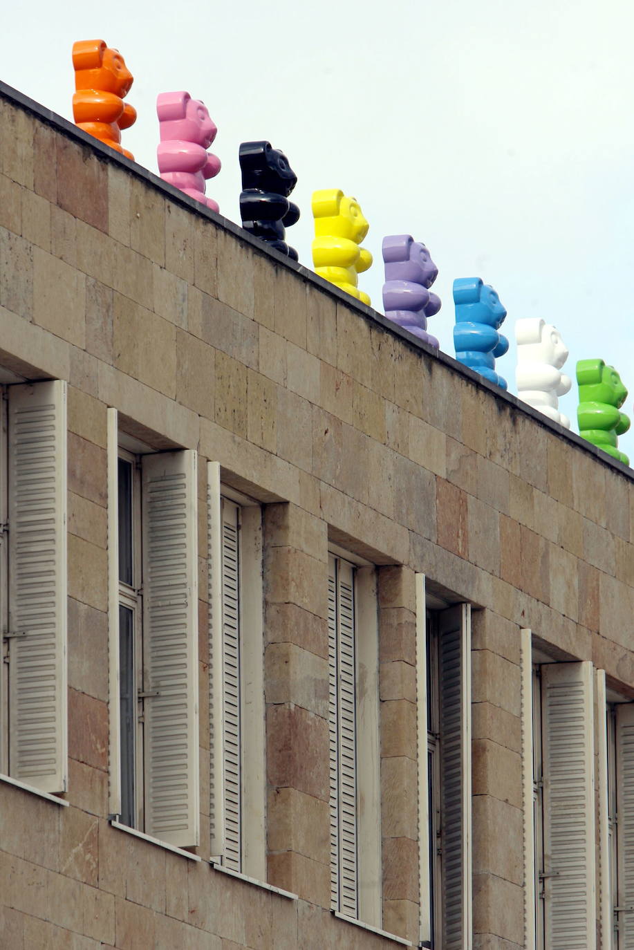 Imagen secundaria 1 - Ositos sobre el Ayuntamient, en Gran Vía y visita a la inauguración de la exposición de las 'gominolas'
