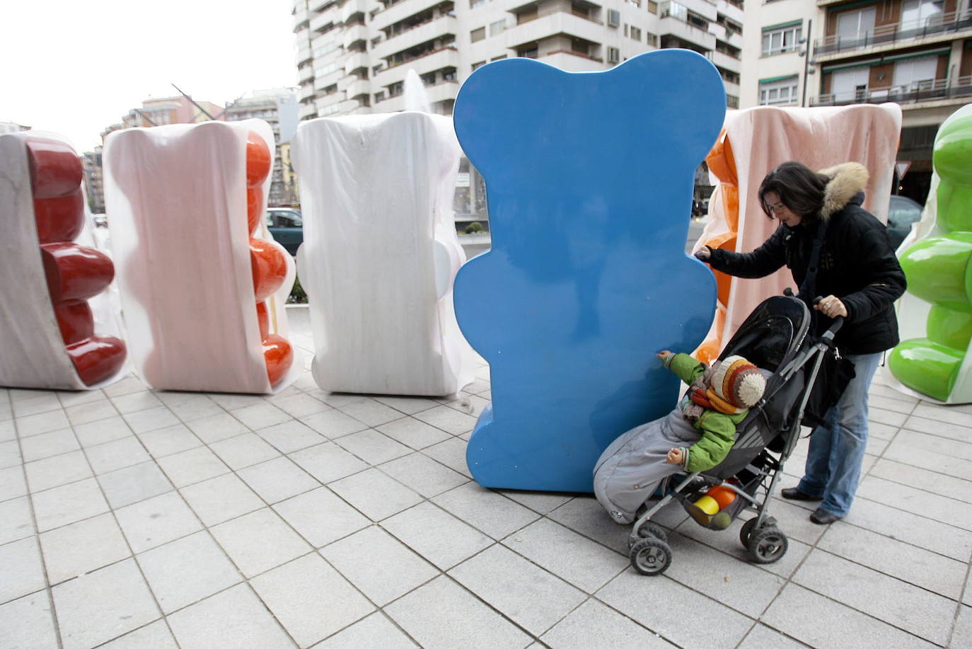 Imagen principal - Ositos sobre el Ayuntamient, en Gran Vía y visita a la inauguración de la exposición de las 'gominolas'