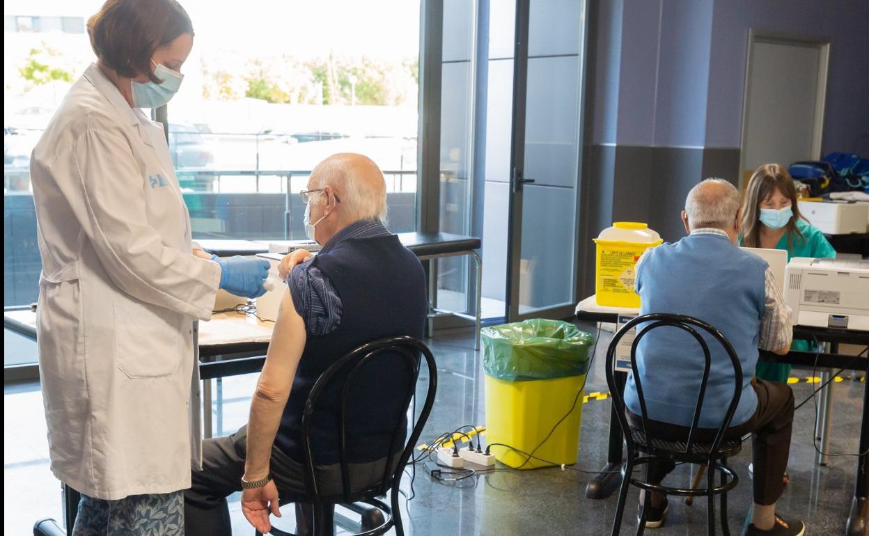 La nueva fase del plan de vacunación frente al COVID-19, con la inoculación de la cuarta dosis, avanza con más lentitud que en los primeros procesos. 