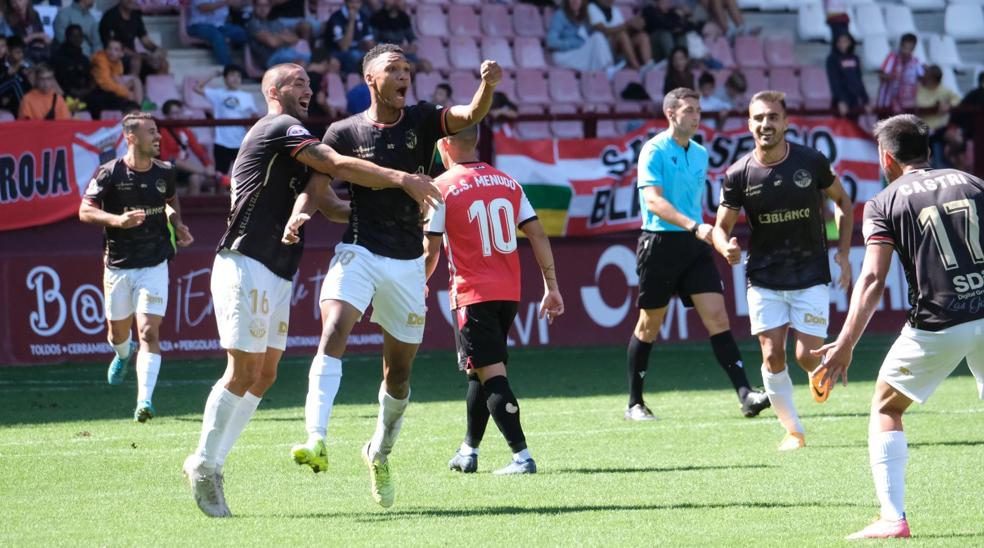 Manny Rodríguez celebra junto a Borja Martínez el tercer gol de la Sociedad Deportiva Logroñés en el derbi de los equipos de la capital. Natxo González. Raúl Llona. Carlos Pouso. 