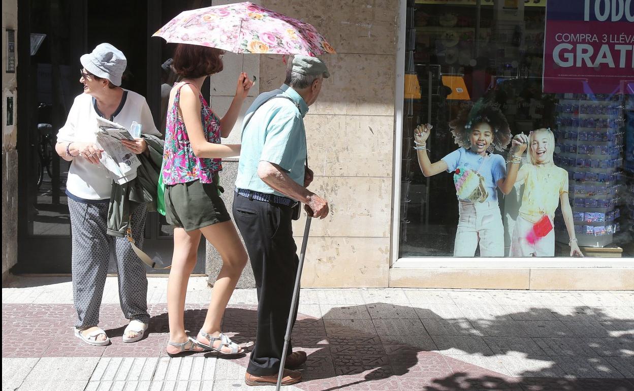 Paraguas, sombrillas, gorros, abanicos y mucha agua protagonizaron un verano en el que el asfalto riojano ardió por el bochorno. 