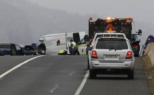 Mueren dos hombres en un accidente de tráfico por colisión frontal de dos vehículos en la N-111