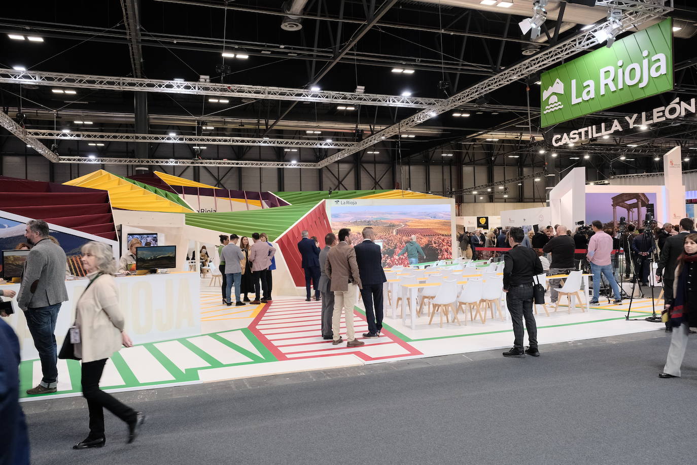 Imagen secundaria 1 - Imagen del stand institucional y de las autoridades desplazadas a la feria de turismo. 