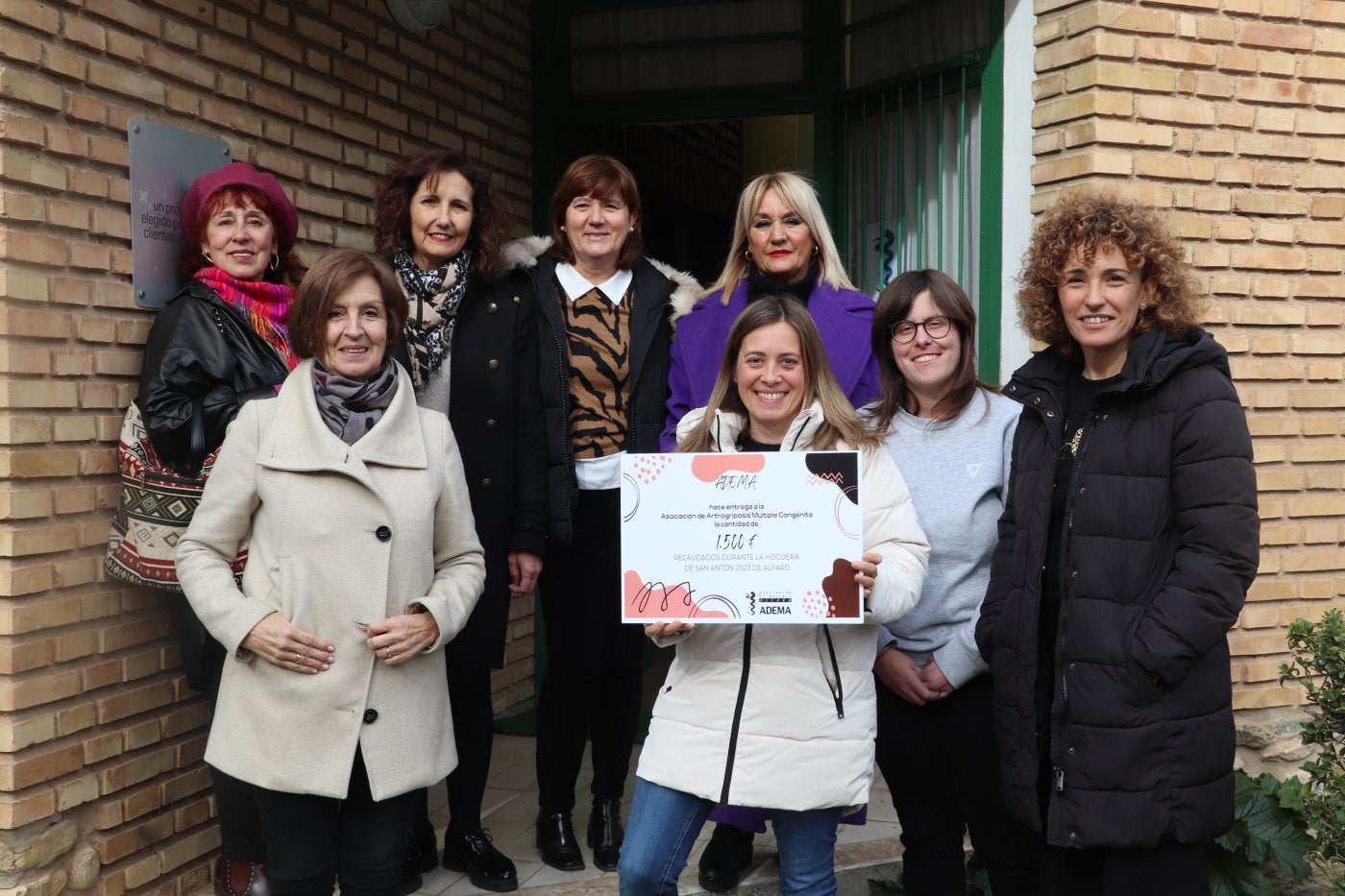 Leticia Sanz Heras recibió ayer el cheque de la Asociación de Mujeres y de la edil de Festejos. 