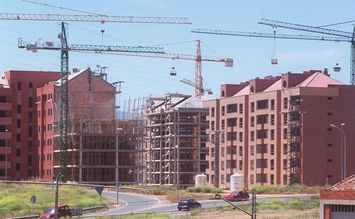 Imagen datada en junio de 2001, en pleno 'boom' inmnobiliario, de edificios en construccción en el sector Piqueras de Logroño. 