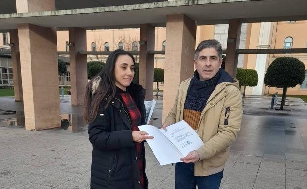 Entrega de firmas en Educación para que se pospongan las oposiciones.