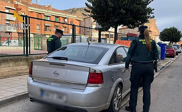 Los agentes persiguieron a pie al conductor después de que dejara el vehículo junto al colegio de Quel. 