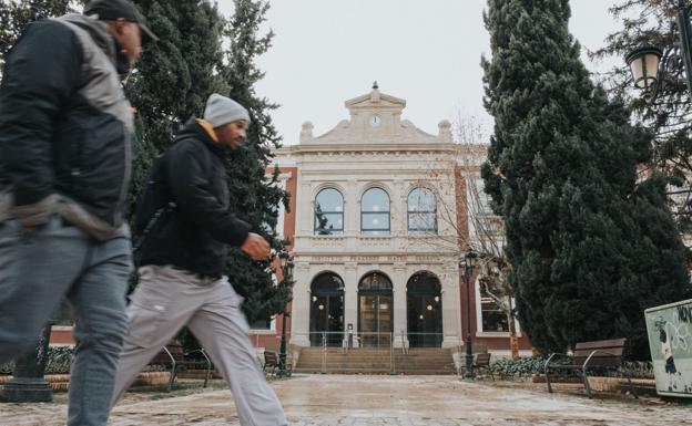 Fachada principal del edificio de la Glorieta del Doctor Zubía, al que volverán alumnos y profesores en breve. 