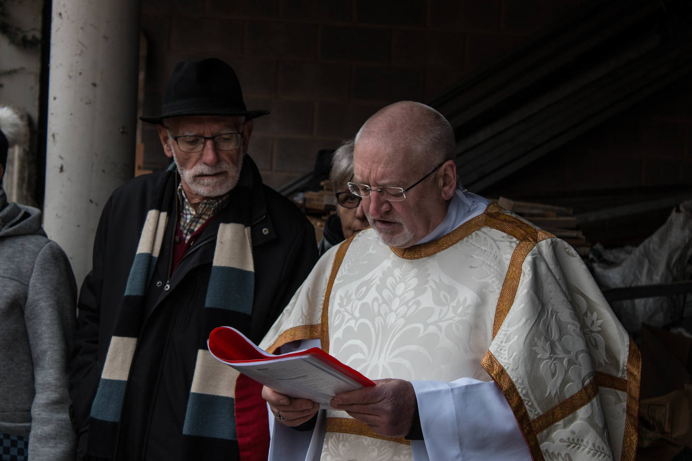 Fotos: Reparto de habas en Ojacastro por San Antón