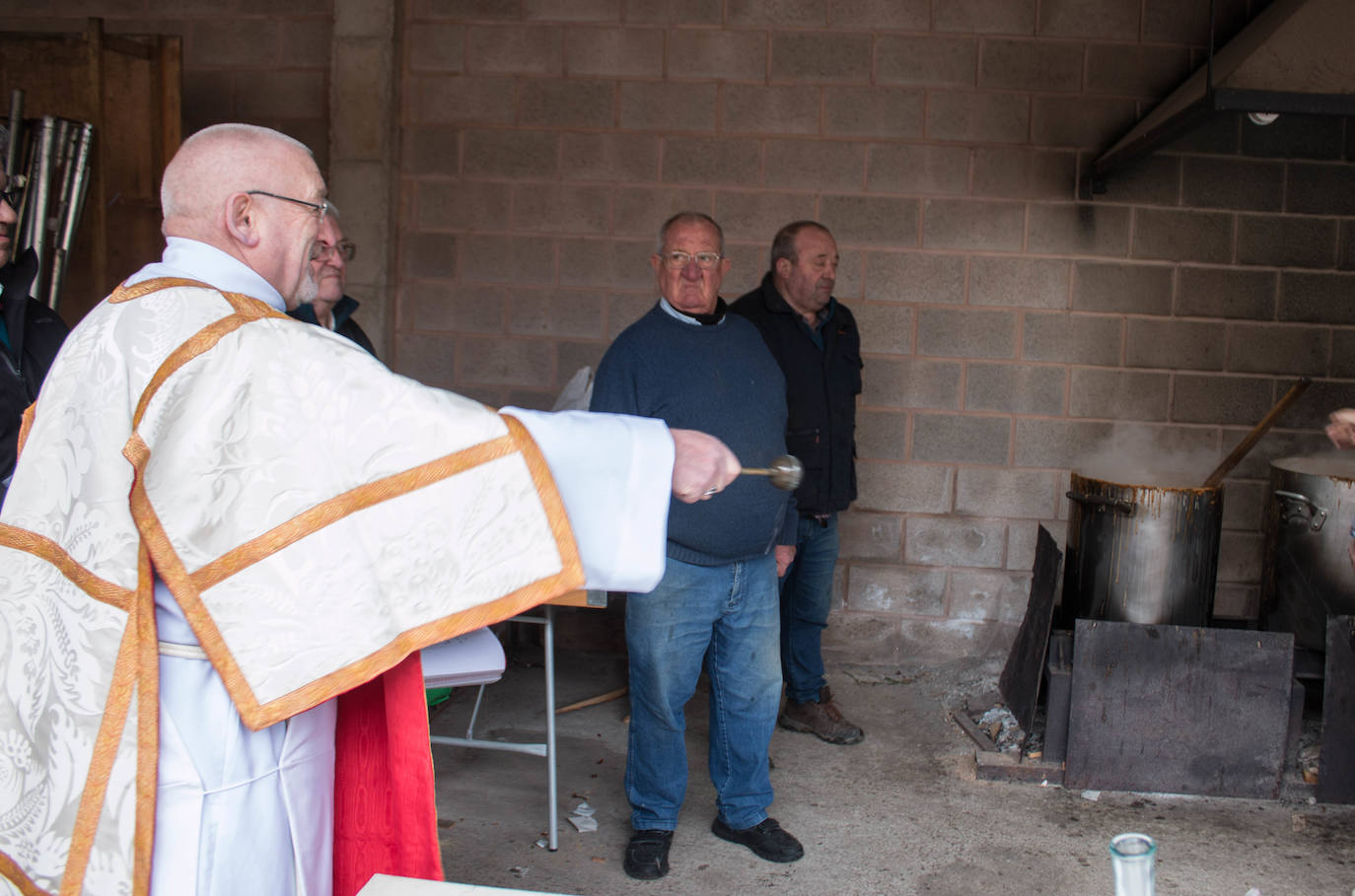 Fotos: Reparto de habas en Ojacastro por San Antón