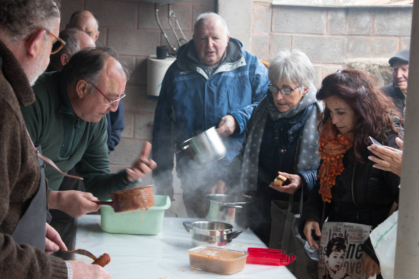 Fotos: Reparto de habas en Ojacastro por San Antón