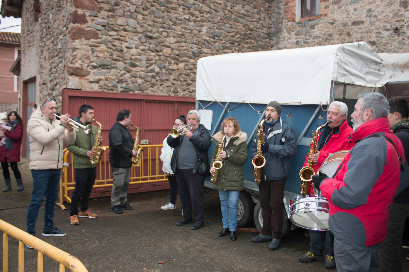 Fotos: Reparto de habas en Ojacastro por San Antón