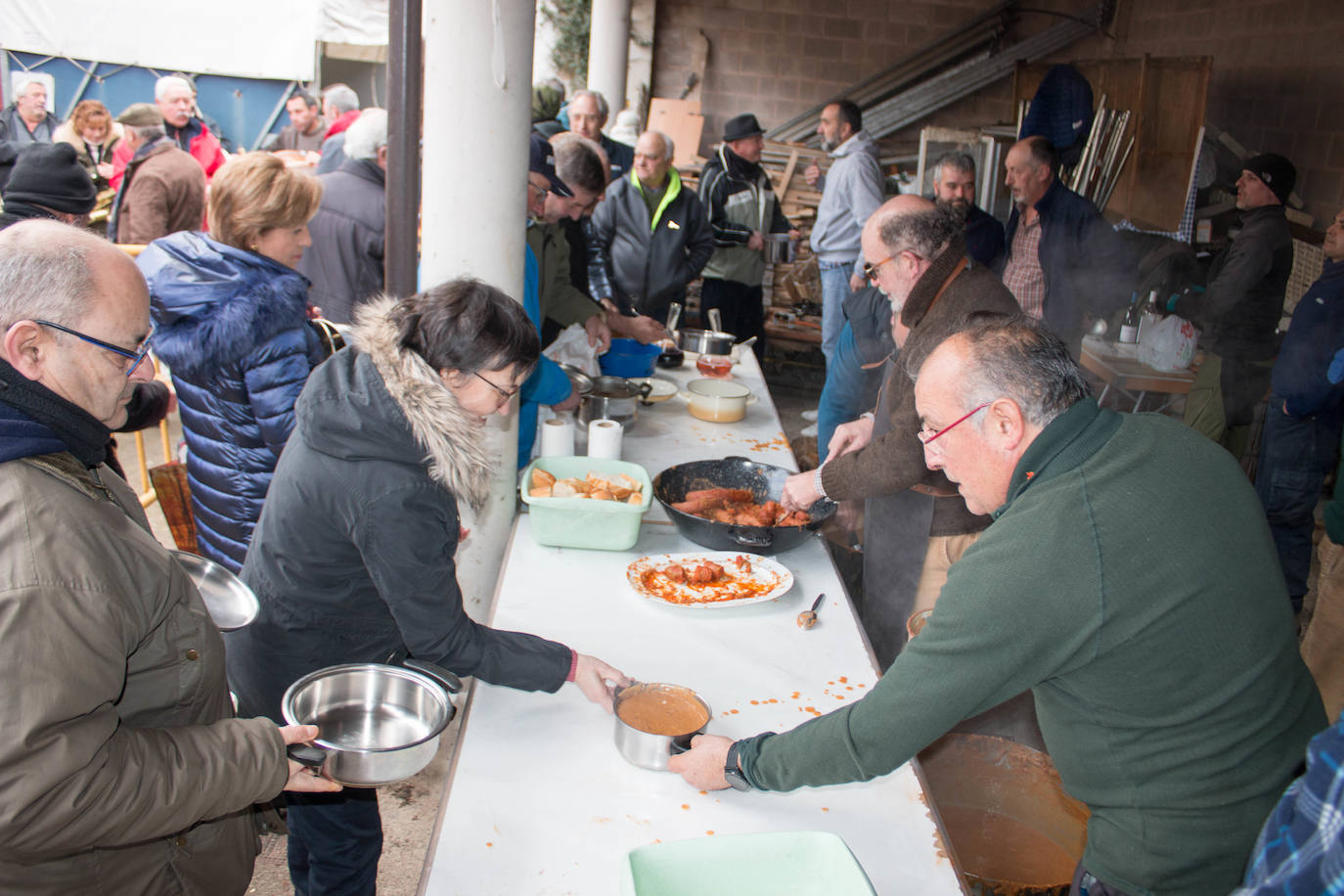 Fotos: Reparto de habas en Ojacastro por San Antón