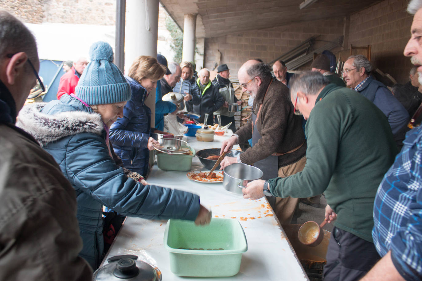 Fotos: Reparto de habas en Ojacastro por San Antón