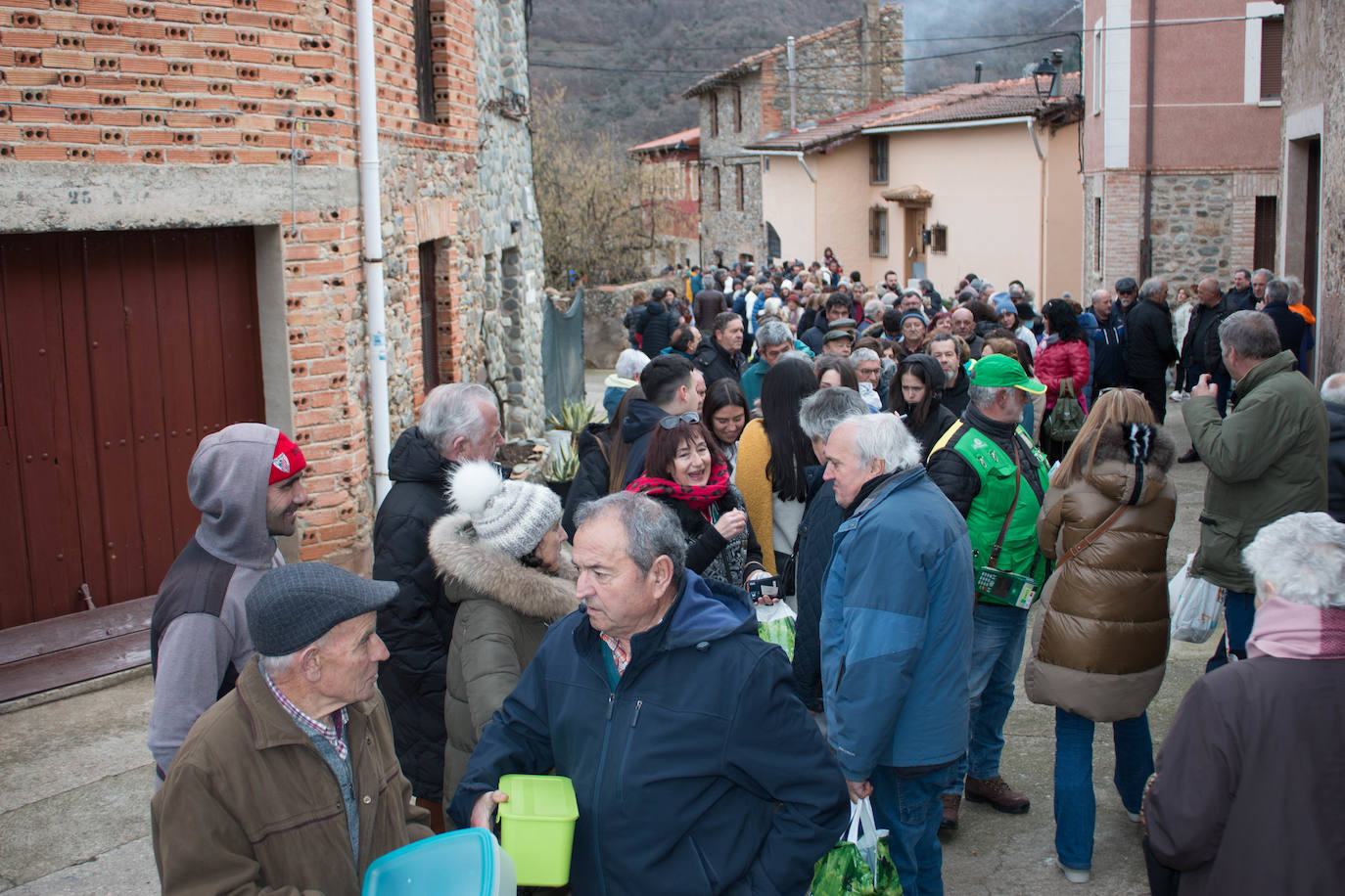 Fotos: Reparto de habas en Ojacastro por San Antón