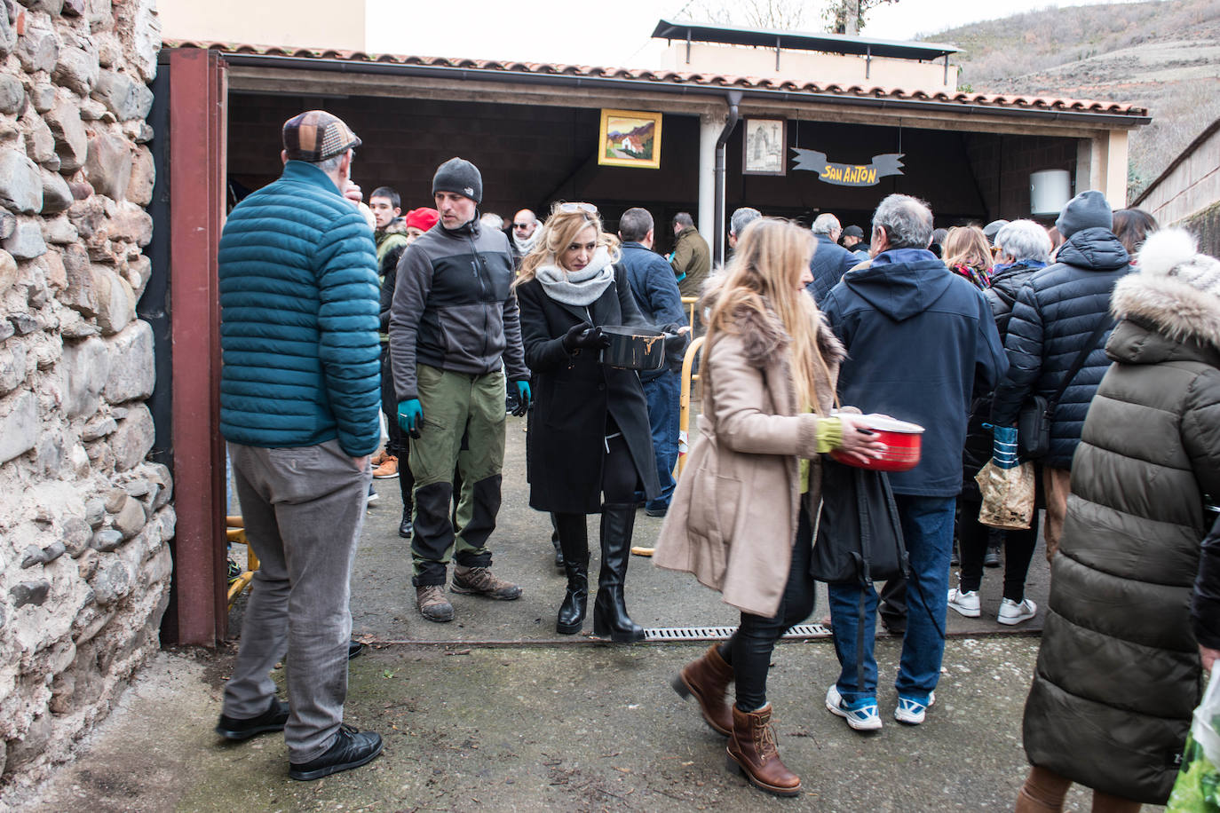 Fotos: Reparto de habas en Ojacastro por San Antón