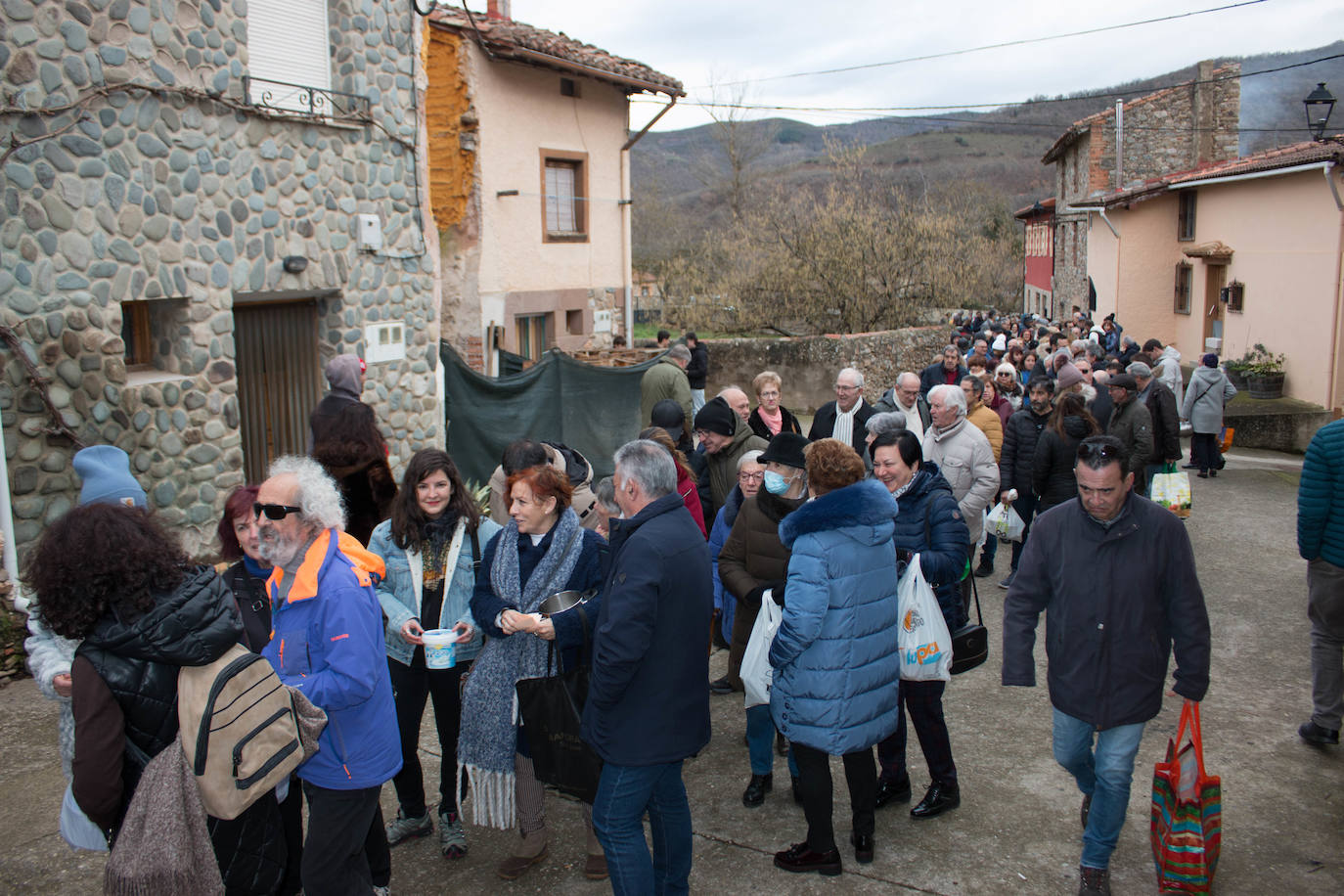 Fotos: Reparto de habas en Ojacastro por San Antón
