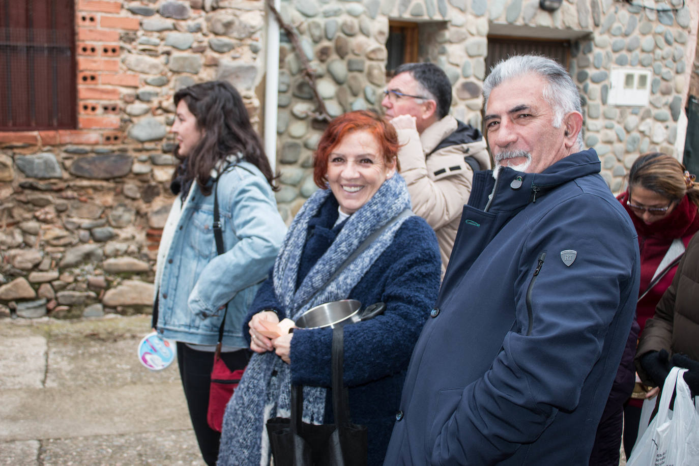 Fotos: Reparto de habas en Ojacastro por San Antón