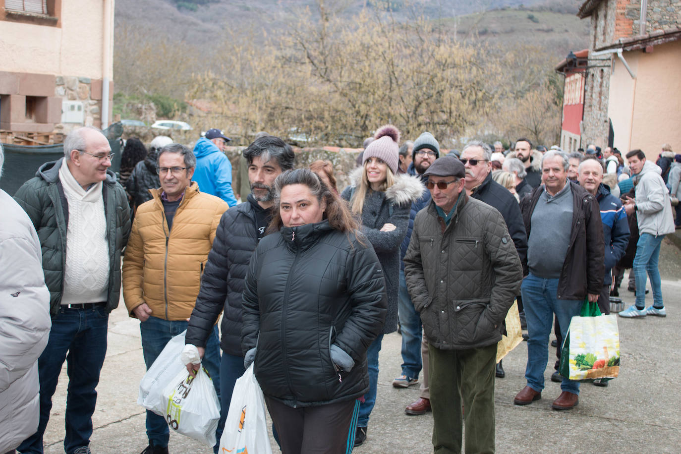 Fotos: Reparto de habas en Ojacastro por San Antón