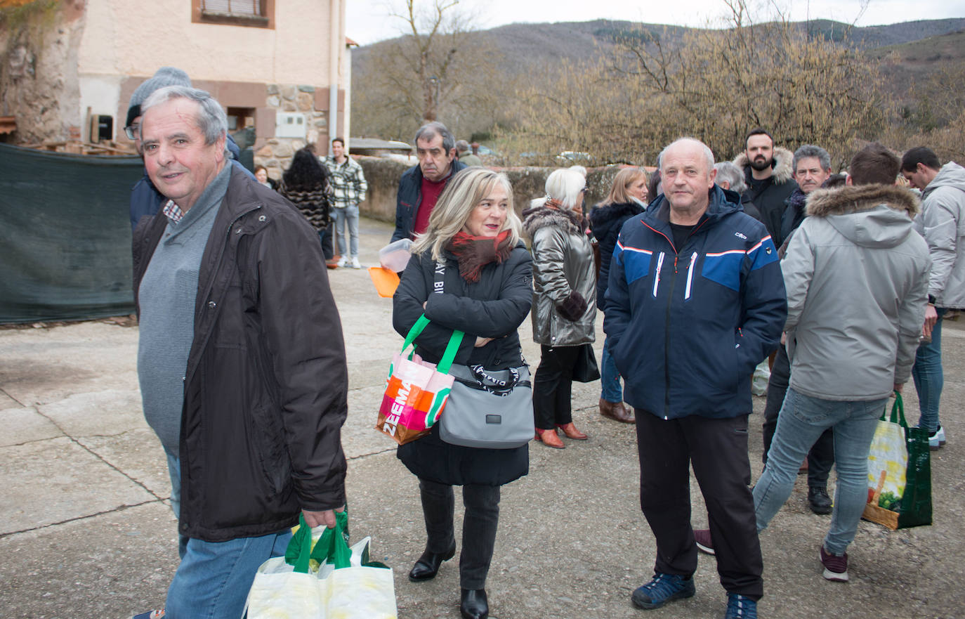 Fotos: Reparto de habas en Ojacastro por San Antón
