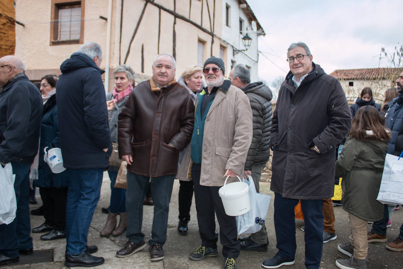 Fotos: Reparto de habas en Ojacastro por San Antón
