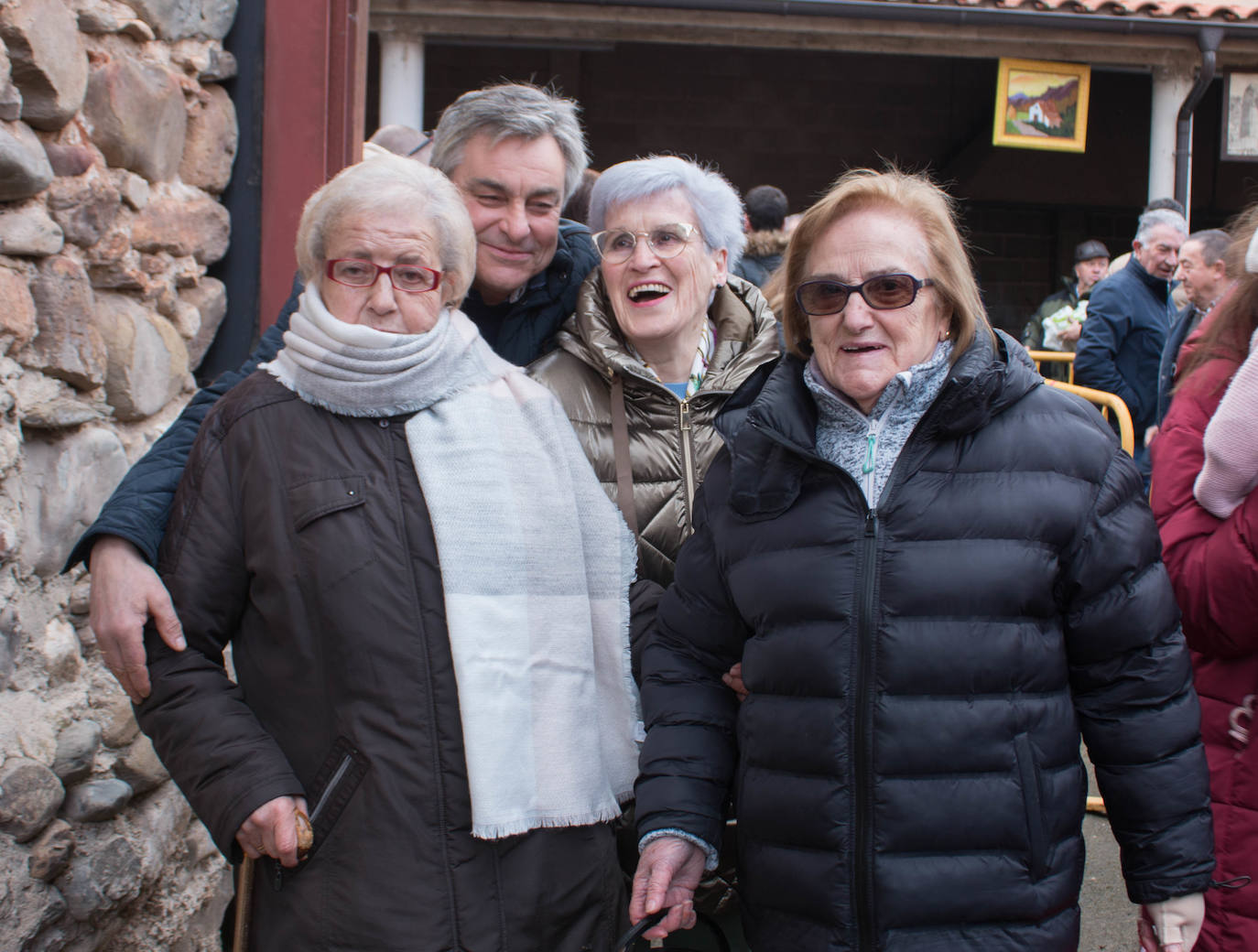 Fotos: Reparto de habas en Ojacastro por San Antón
