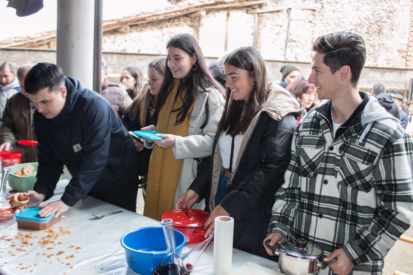 Fotos: Reparto de habas en Ojacastro por San Antón