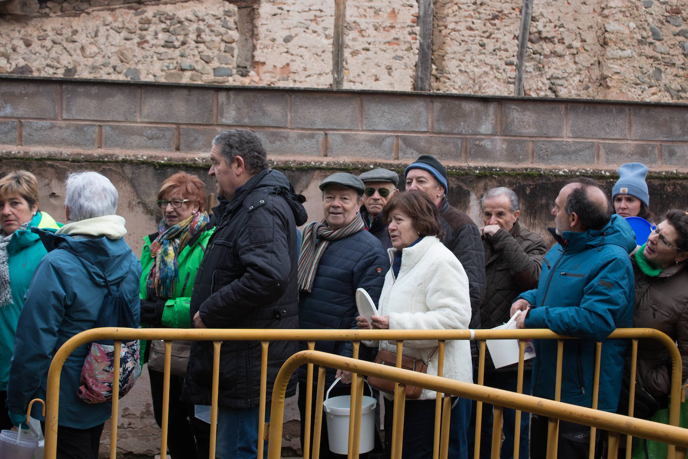 Fotos: Reparto de habas en Ojacastro por San Antón