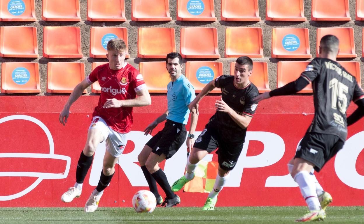 Paredes presiona a Pol Domingo.