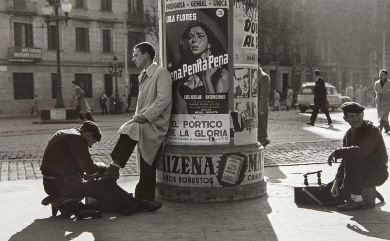 'Limpiabotas en la Gran Vía de Barcelona', una imagen tomada hacia 1950 . 