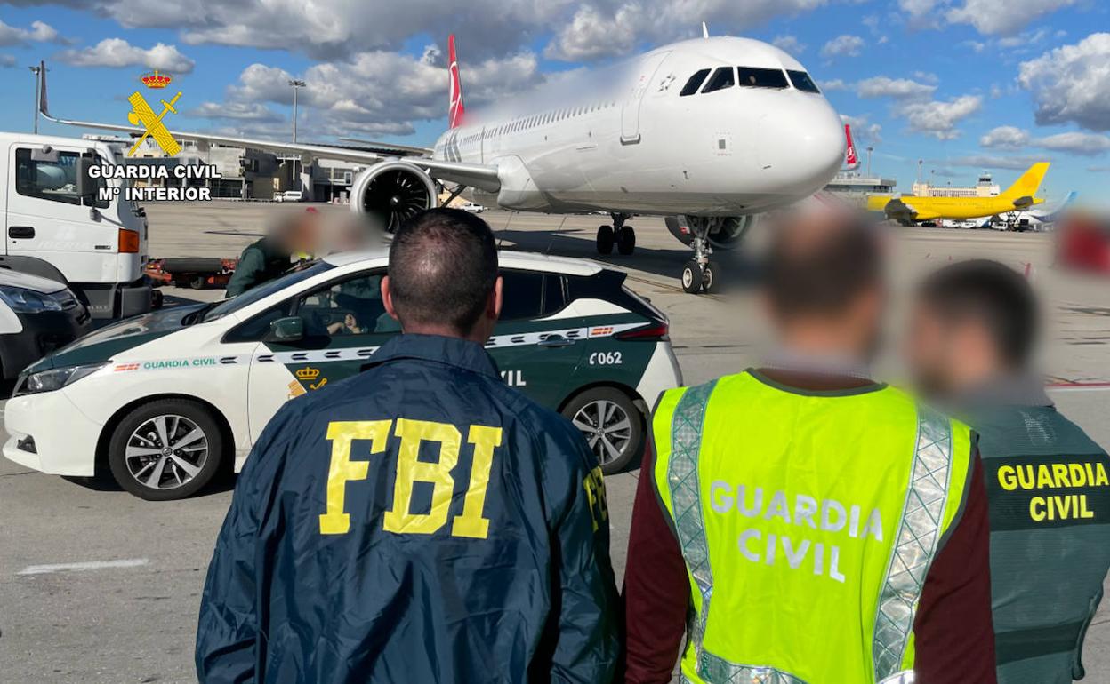 Agentes del FBI junto a agentes de la Guardica Civl