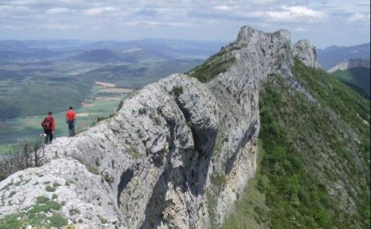 La cresta de peña León en sierra de Toloño.