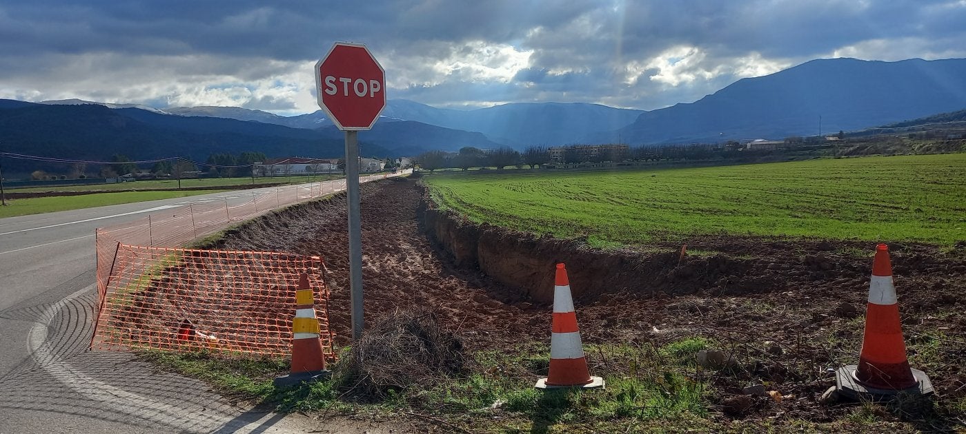 Zanjas abiertas entre Baños y Bobadilla, a la entrada de la fábrica de Embutidos Martínez Somalo. 