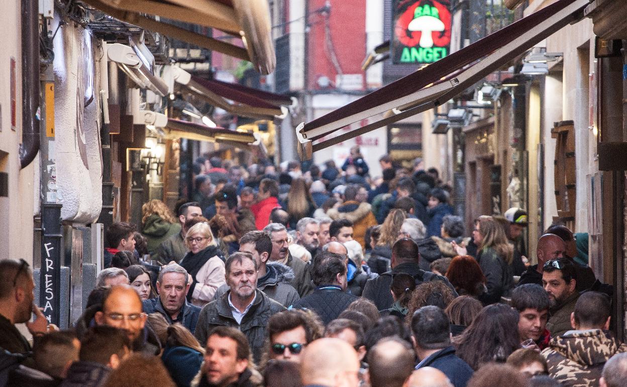 Aglomeración de personas en la calle Laurel de Logroño. 