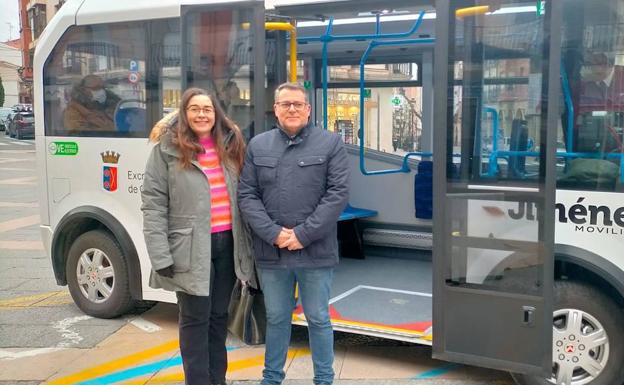 La alcaldesa Elisa Garrido y el concejal de Transportes, Jesús Garrido, en la presentación de los nuevos vehículos. 