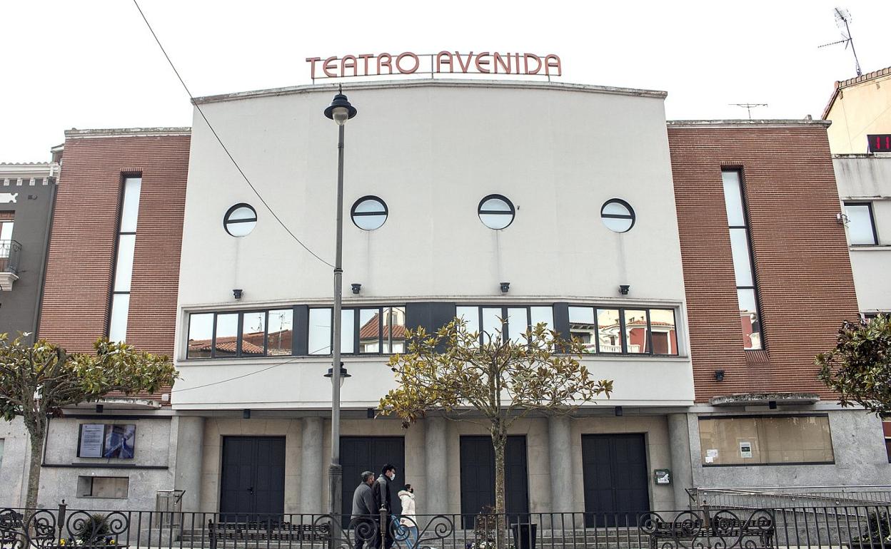 Entrada del teatro Avenida, en Santo Domingo de la Calzada. 
