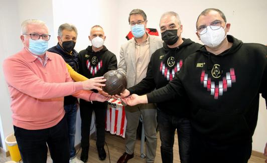 Los veteranos del Logroñés sujetan un balón. 