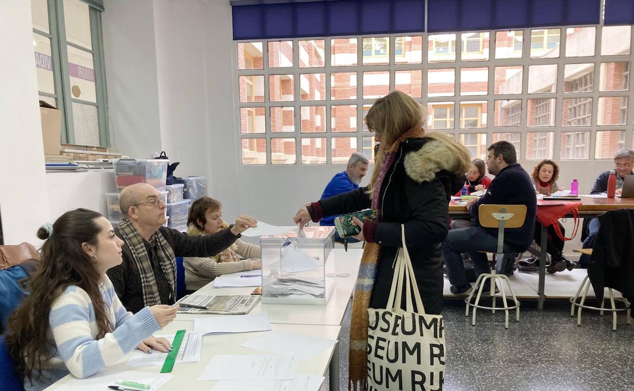 Votación en una de las mesas de la ESDIR, en Logroño. 