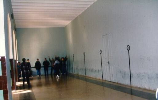 Estudiantes en el pequeño frontón del centro, que no llegó al siglo XXI. 