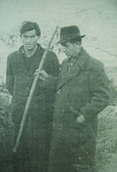 'Satanás' junto al policía Félix Larrea.