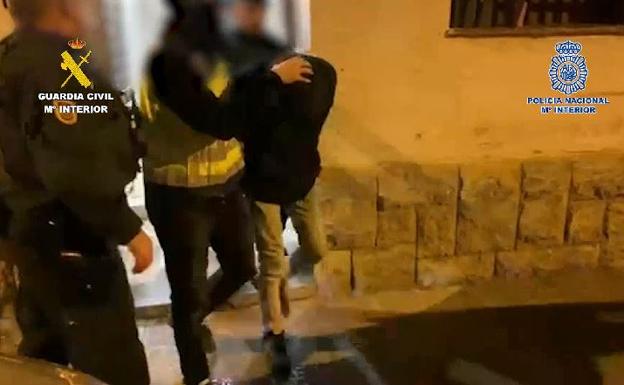 El arrestado es trasladado a dependencias policiales tras el operativo.