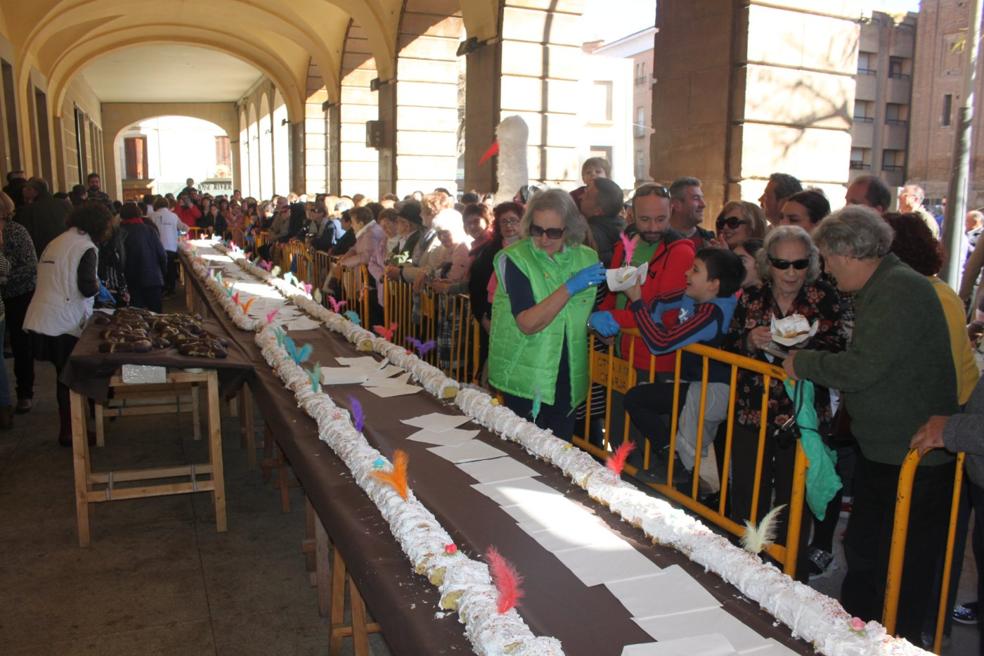 Imagen del reparto del roscón gigante por San Blas en febrero de 2020, con la colaboración de las asociaciones de Mujeres y de Amas de Casa. 