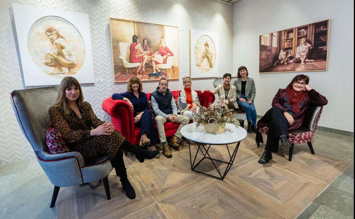 Roberto Moreno y las siete artistas de la colectiva con la que se estrena MasArte en el Hotel Ruavieja. 