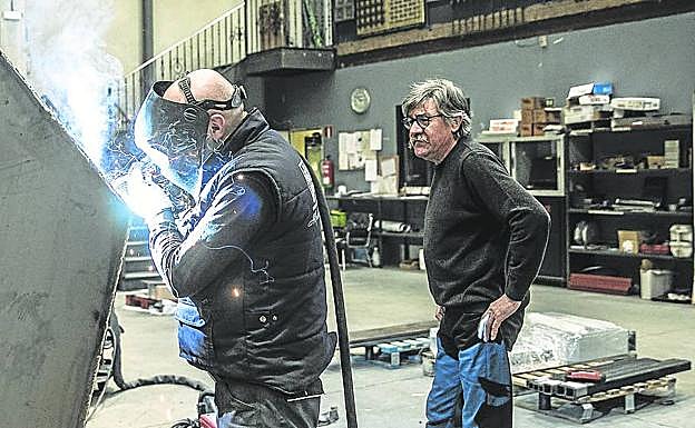 El autor en el taller de Alfredo Ruiz, donde se ha llevado a cabo el proceso para ejecutar la idea concebida en homenaje a los asesinados en Logroño durante la represión franquista. 