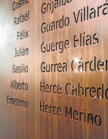 Imagen secundaria 2 - Paula Ruiz, Óscar Cenzano y Jesús Vicente Aguirre, satisfechos con el resultado que puede verse detrás en unos almacenes de la vecina localidad de Navarrete. 