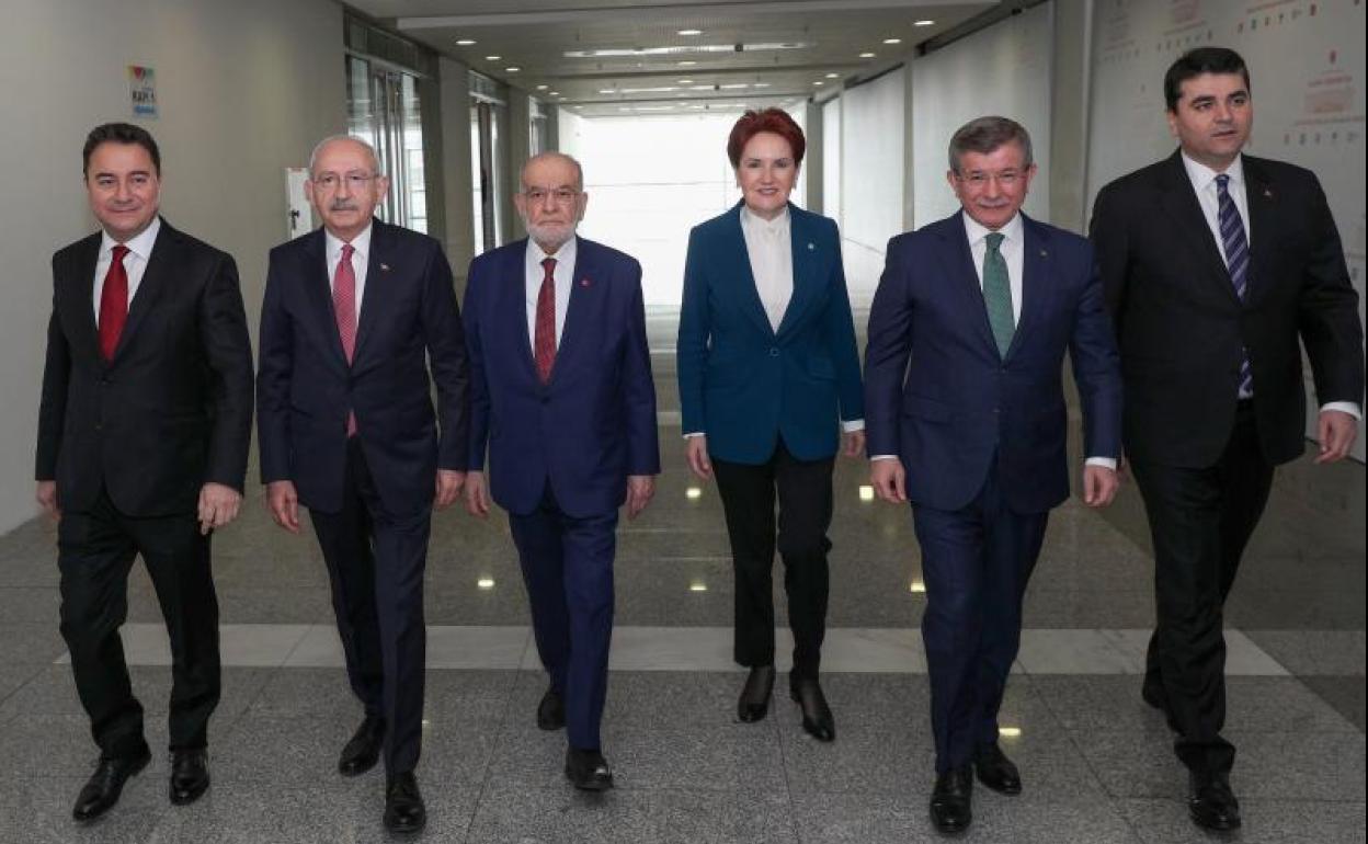 Líderes de las seis formaciones opositoras turcas durante la reunión celebrada este lunes en Ankara. 